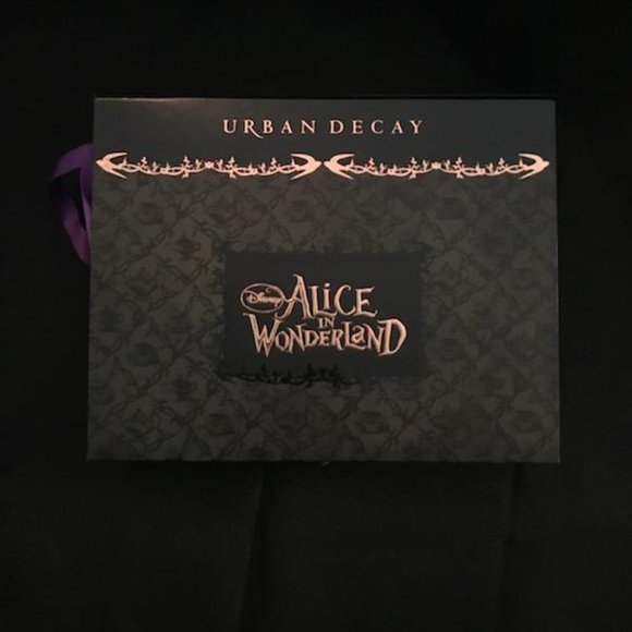 NEW Urban decay Alice in Wonderland makeup palette 2010 Book of Shadows Rare - Picture 1 of 6